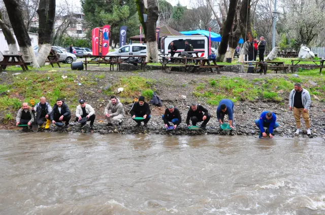 Altın avcıları, yağışlı ve soğuk havaya aldırış etmeden derede altın arıyor.