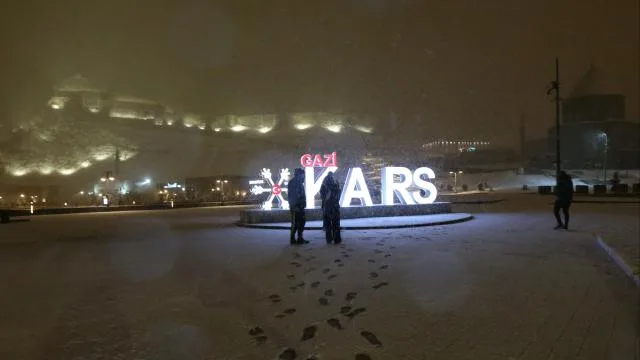 Kars’ta baharda yağan kar kenti beyaza bürüdü