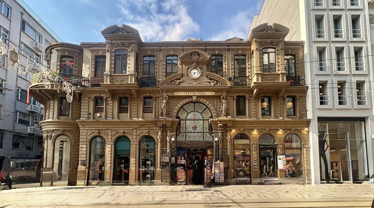 Bir Dönem Çiçek Ticaretinin Merkezi Olan Tarihi Pasaj