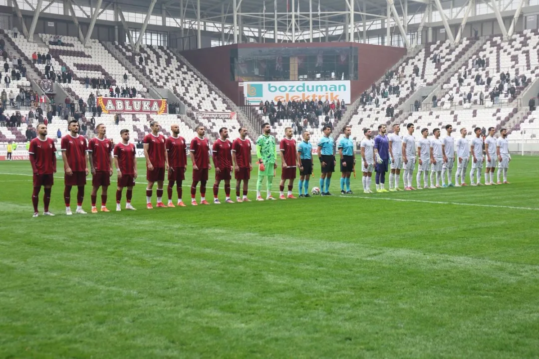 Süper Lig’de de mücadele etmişti! 98 yıllık tarihi kulüp küme düştü