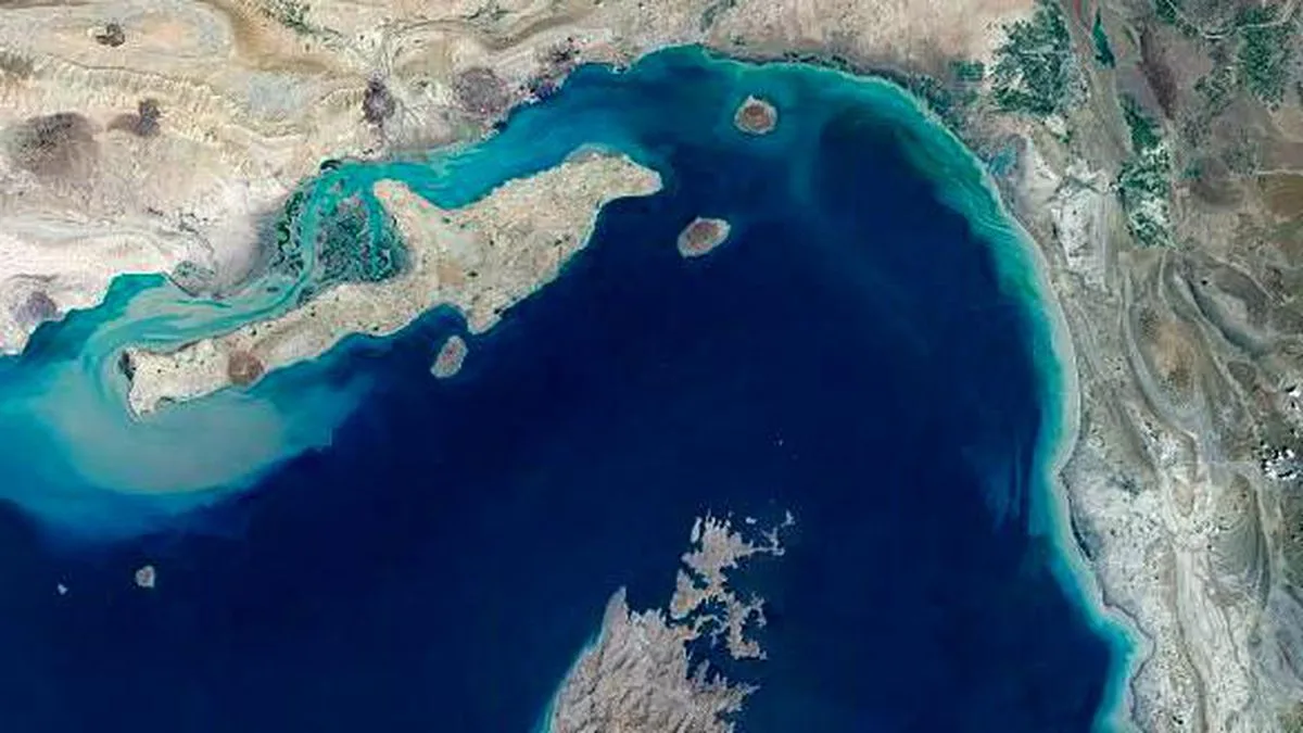 İsrail-Lübnan ateşkesinin ardından İran, Hürmüz Boğazı’ndaki kısıtlamaları kaldırdı.