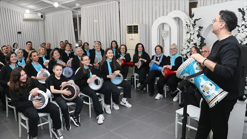 7’den 70’e aynı ritmi tutan eller, müziğin birleştirici gücünde huzur buluyor