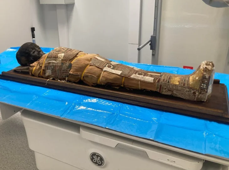 2.000 Yıllık Mısırlı Çocuk Mumyasının Göğsünde Gizli Bir Nesne Bulunuyor