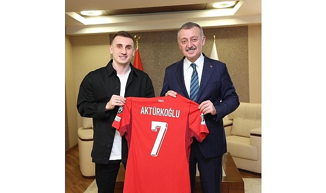 Kerem Aktürkoğlu’ndan Başkan Büyükakın’a Milli forma