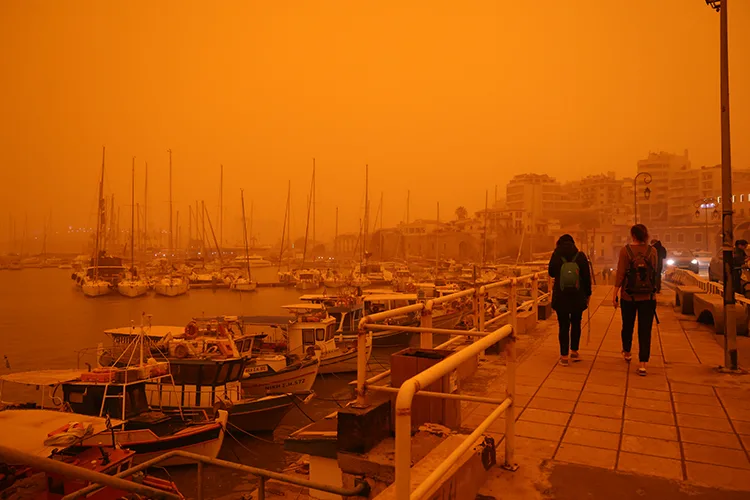 Afrika’dan gelen çöl tozu sonucu Girit Adası’nda gökyüzü kırmızıya büründü