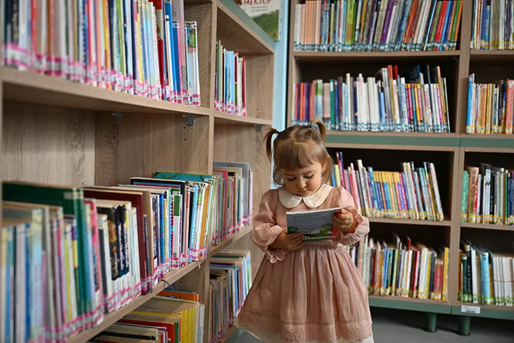 Bebekken kütüphaneye üye oldu, şimdi kitaplarla büyüyor