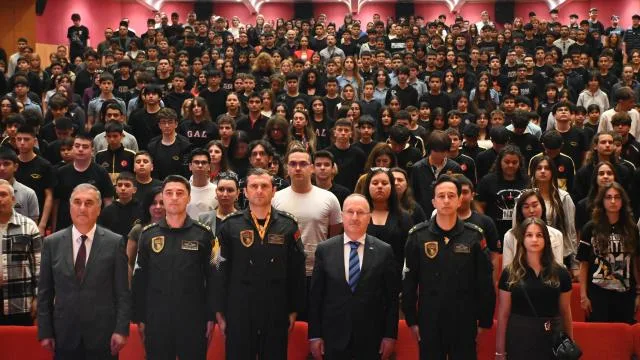 SOLOTÜRK pilotları öğrencilerle buluştu