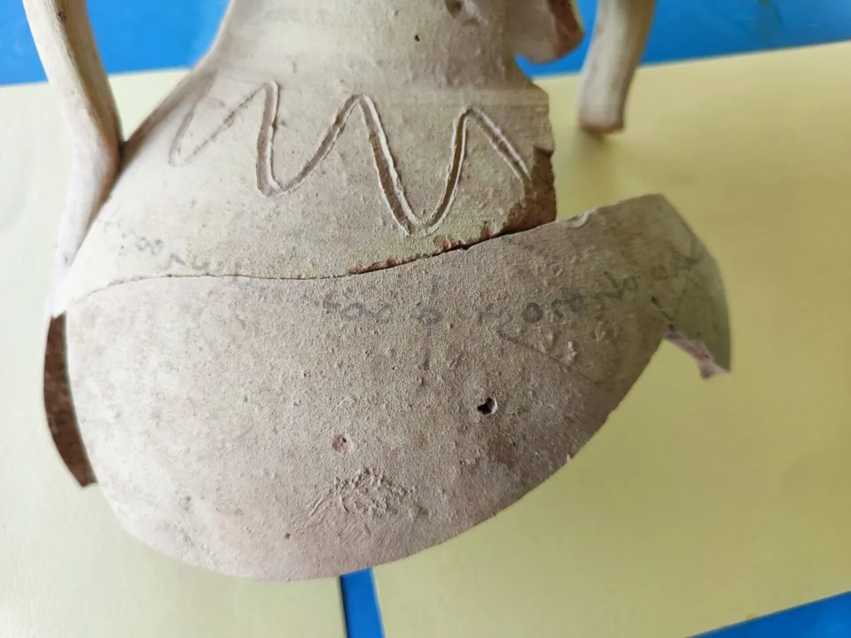 Arkeologlar Tacikistan’da Üzerinde Kadın İsmi Bulunan 2.000 Yıllık Bir Testi Keşfettiler