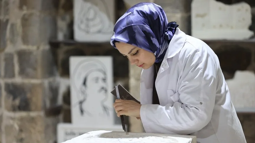 Tescilli Mardin taşına tarihi yapılardaki motifler işleniyor