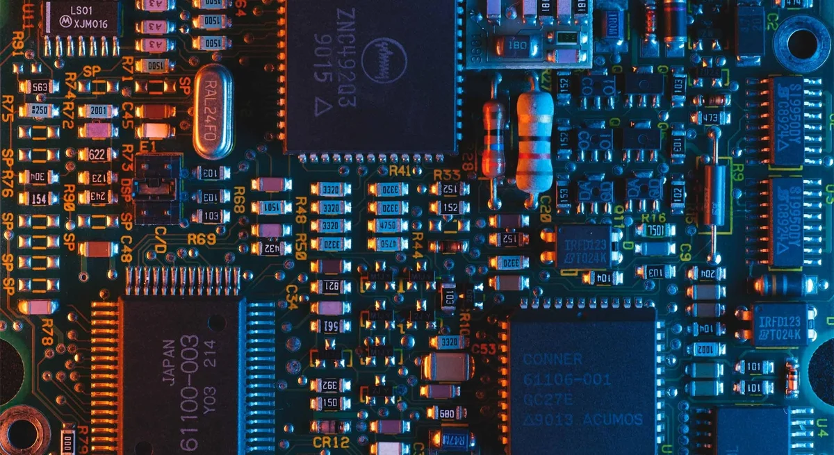 Tek Bir Elektron Silikon Çipleri Nasıl Bozuyor? Kuantum Mekanizması İlk Kez Ortaya Konuldu.