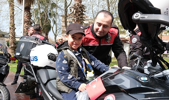 Yunus polisleri, çocukların gönlünü fethetti