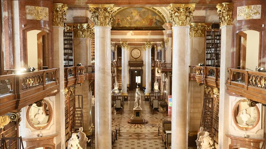 Avusturya Ulusal Kütüphanesi’nin Devlet Salonu barok mimarisiyle dikkati çekiyor