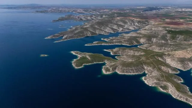 Atatürk Barajı’nda turkuaz ve yeşilin buluşması