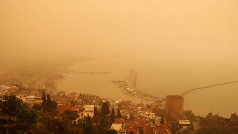 Türkiye genelinde çamura dönen çöl tozu etkili oluyor