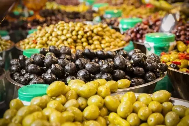 Kimse dönüp bakmıyordu… Meğer en sağlıklı zeytin buymuş