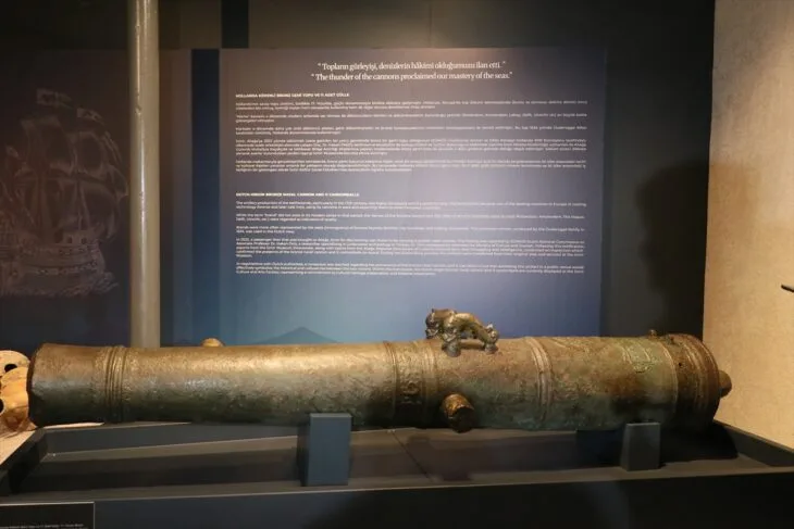 Türkiye’nin İzmir kentinde gemi sökümü sırasında 17. yüzyıla ait Hollanda topu bulundu.