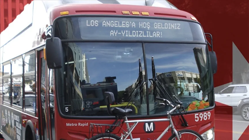 Los Angeles’ta otobüslere “Hoş geldiniz Ay Yıldızlılar” yazıldı