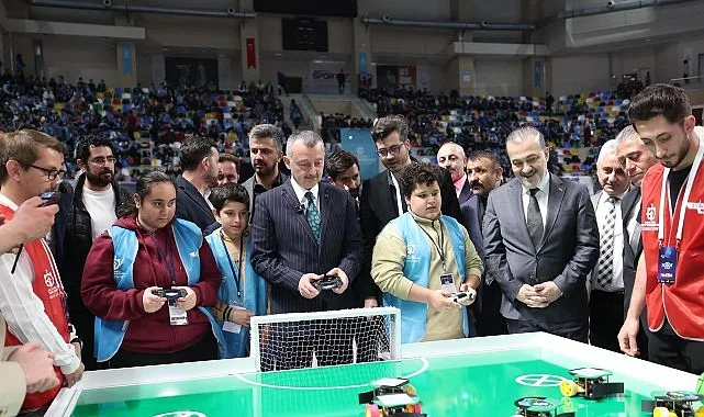 Başkan Büyükakın, robot yarışmasına katıldı, Kocaelisporlu futbolcularla maç yaptı