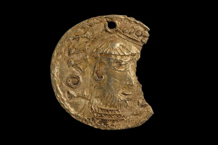 İngiltere’de Vaftizci Yahya’nın Resmini Taşıyan Benzersiz ve Gizemli 9. Yüzyıl Madeni Para Kolyesi Keşfedildi