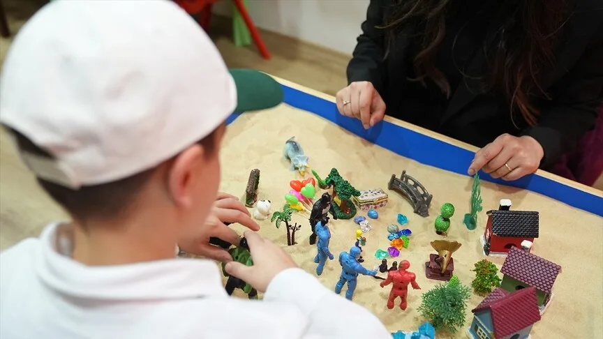 Devlet korumasındaki çocuklar travmalarının izlerini “kum terapisiyle” siliyor