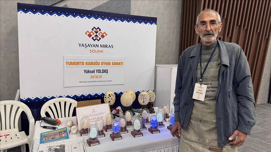 Televizyondan görerek başladığı yumurta kabuğu oyma sanatını Türkiye’ye tanıtıyor