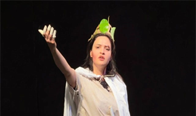 Üniversiteliler tiyatroda buluştu