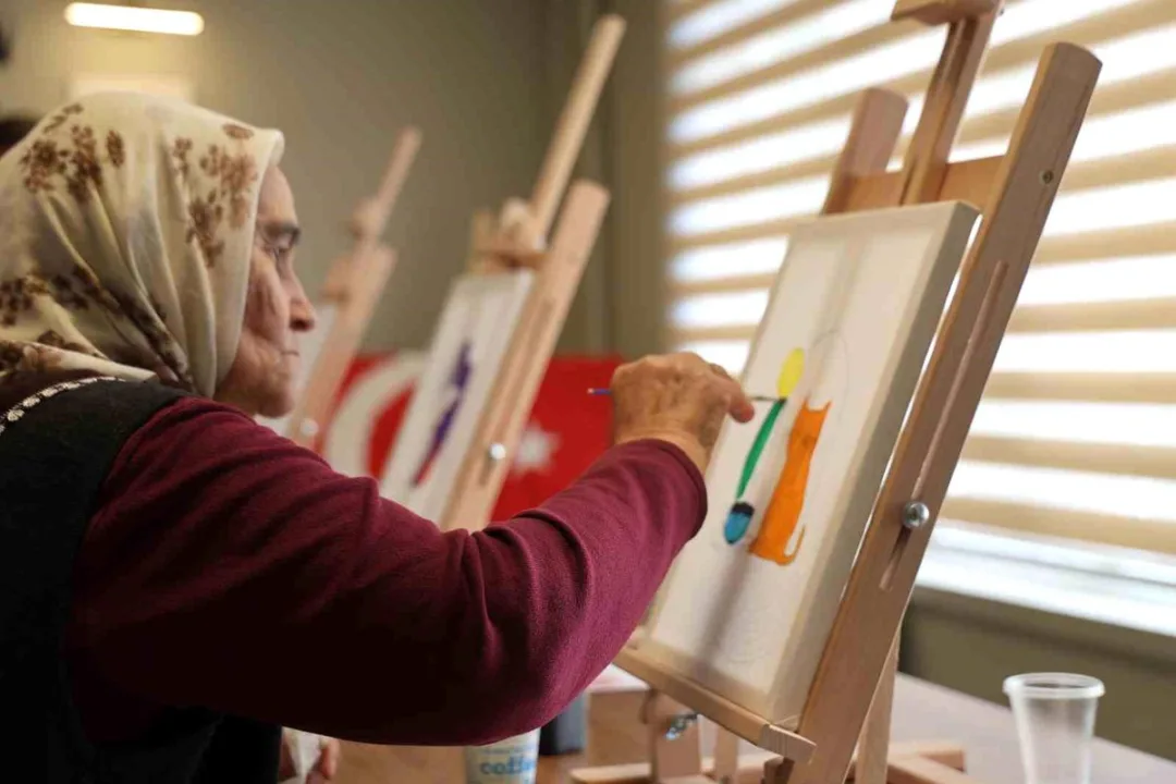 Atıl bina kadınlar için sanat merkezine dönüştü