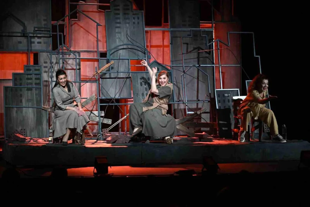 ‘Sen İstanbul’dan güzelsin’ oyunu Manisalıları büyüledi