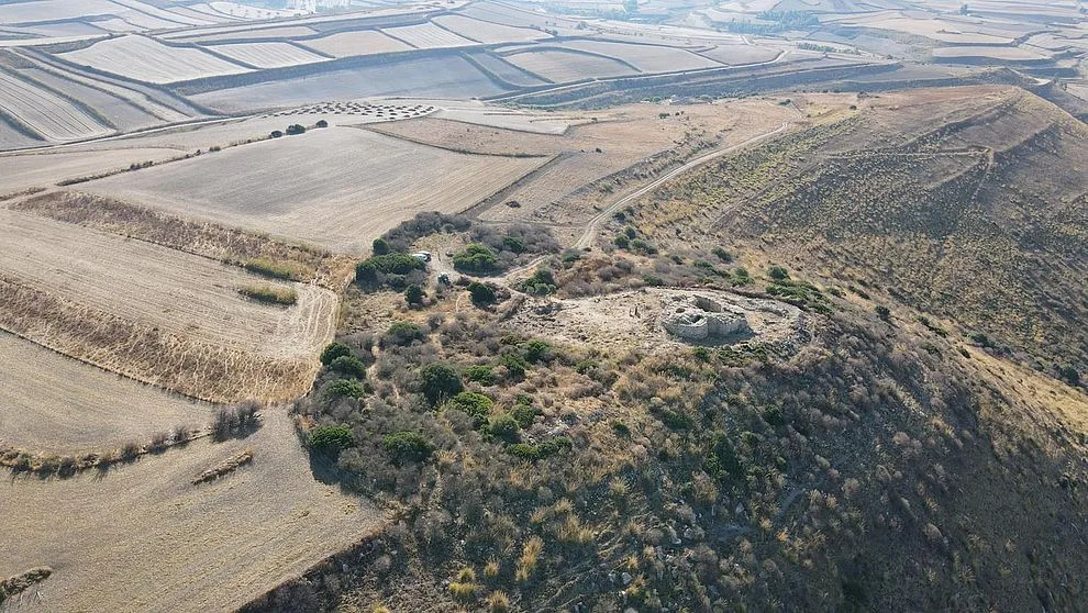 Mühürlü Bir Kuyu ve Bronz Kılıç, 3.200 Yıllık Sardunya Kulesinin Demir Çağı’ndaki Dönüşümünü Ortaya Çıkardı