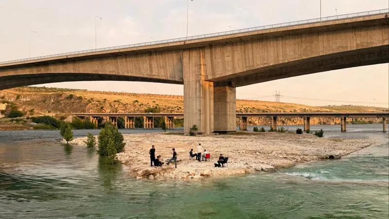 Fırat Nehri’nde su yükseldi: Piknikçiler adacıkta mahsur kaldı