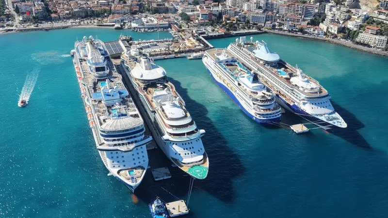 Kuşadası’na 4 kruvaziyerle 9 bini aşkın turist geldi