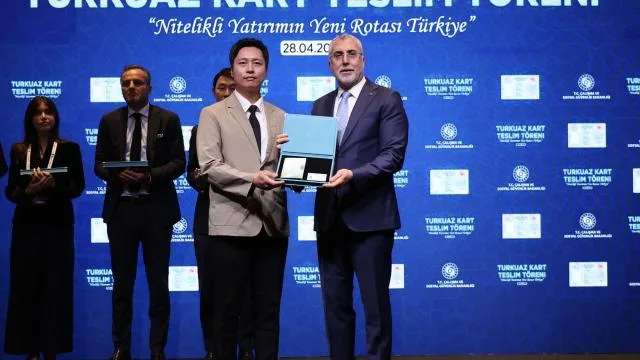 Türkiye’ye yatırım yapan 22 firmanın temsilcisine Turkuaz Kart verildi