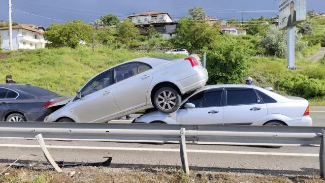 Zincirleme kazada bir araç diğer aracın üzerine çıktı
