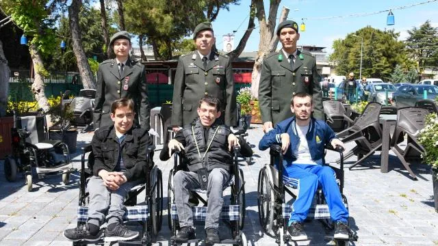 Mehmetçik, 108 tekerlekli sandalyeyi ihtiyaç sahiplerine ulaştırdı