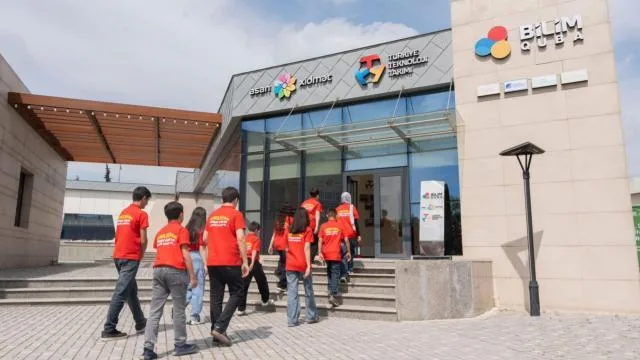 T3 Vakfı’nın Azerbaycan’ın Guba kentindeki bilim merkezi 1 yaşında