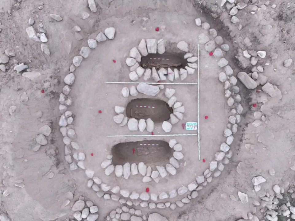 Kırgızistan’ın Issık-Kul Gölü Yakınlarında 2.700 Yıllık Saka Mezar Höyükleri Ortaya Çıkarıldı
