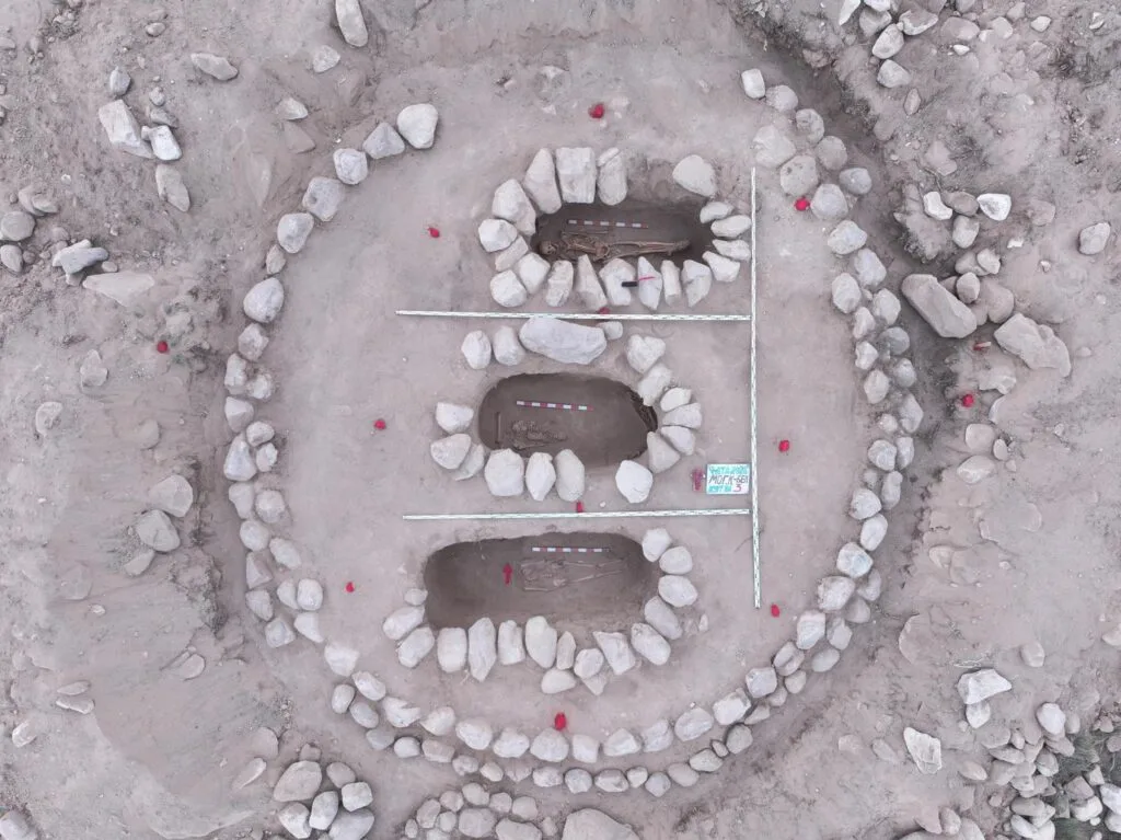 Kırgızistan’ın Issık-Kul Gölü Yakınlarında 2.700 Yıllık Saka Mezar Höyükleri Ortaya Çıkarıldı