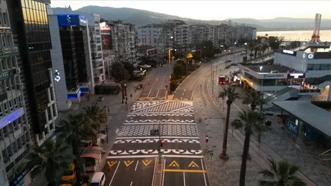 Karşıyaka Yalı Bulvarı’na yükseltilmiş ve desenli yaya platformu
