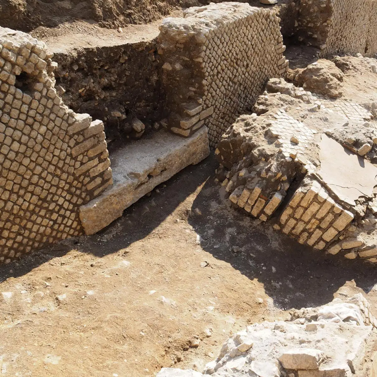 Tivoli’de keşfedilen bir yazıt, Herkül Zafer Tapınağı’nın bazilikasını doğruluyor.