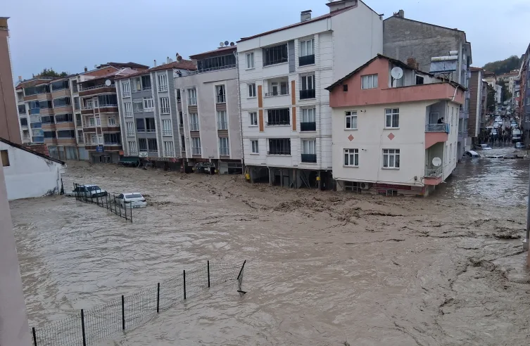 Samsun’da sağanak sele dönüştü