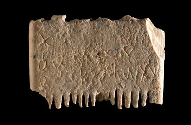 Arkeologlar antik fildişi tarağın üzerinde nadir bulunan bir Kenanlı yazıtını keşfettiler.