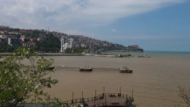 Zonguldak’ta denizin rengi kahverengiye döndü