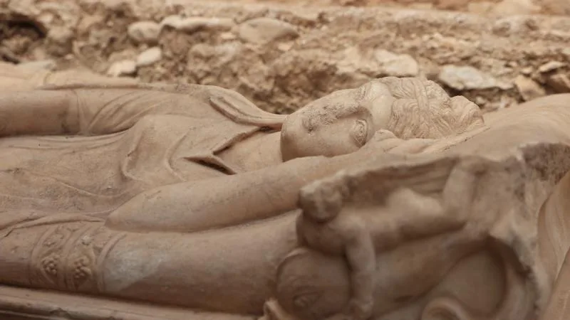 Olympos’ta aristokrat bir kadına ait anıtsal mezar bulundu