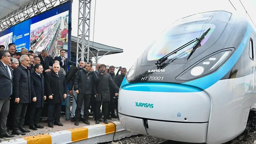 Milli elektrikli hızlı tren saatte 240 kilometre hıza ulaşarak rekorunu yeniledi