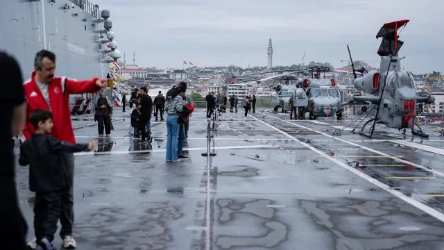 TCG Anadolu’ya vatandaşlardan yoğun ilgi
