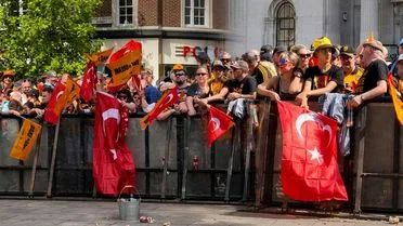 Bu görüntü Türkiye’den değil! Tüm şehir Türk bayraklarıyla donatıldı