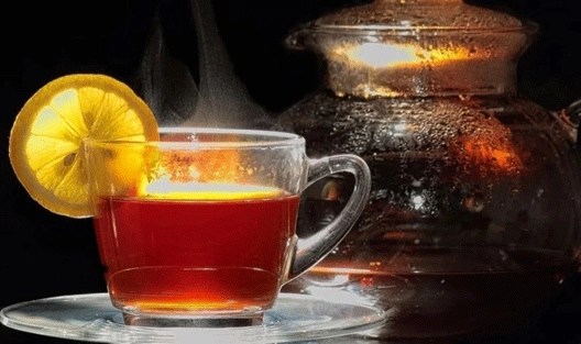Çaya Limon Sıkmak Faydalı mı? Uzmanlardan Önemli Uyarılar