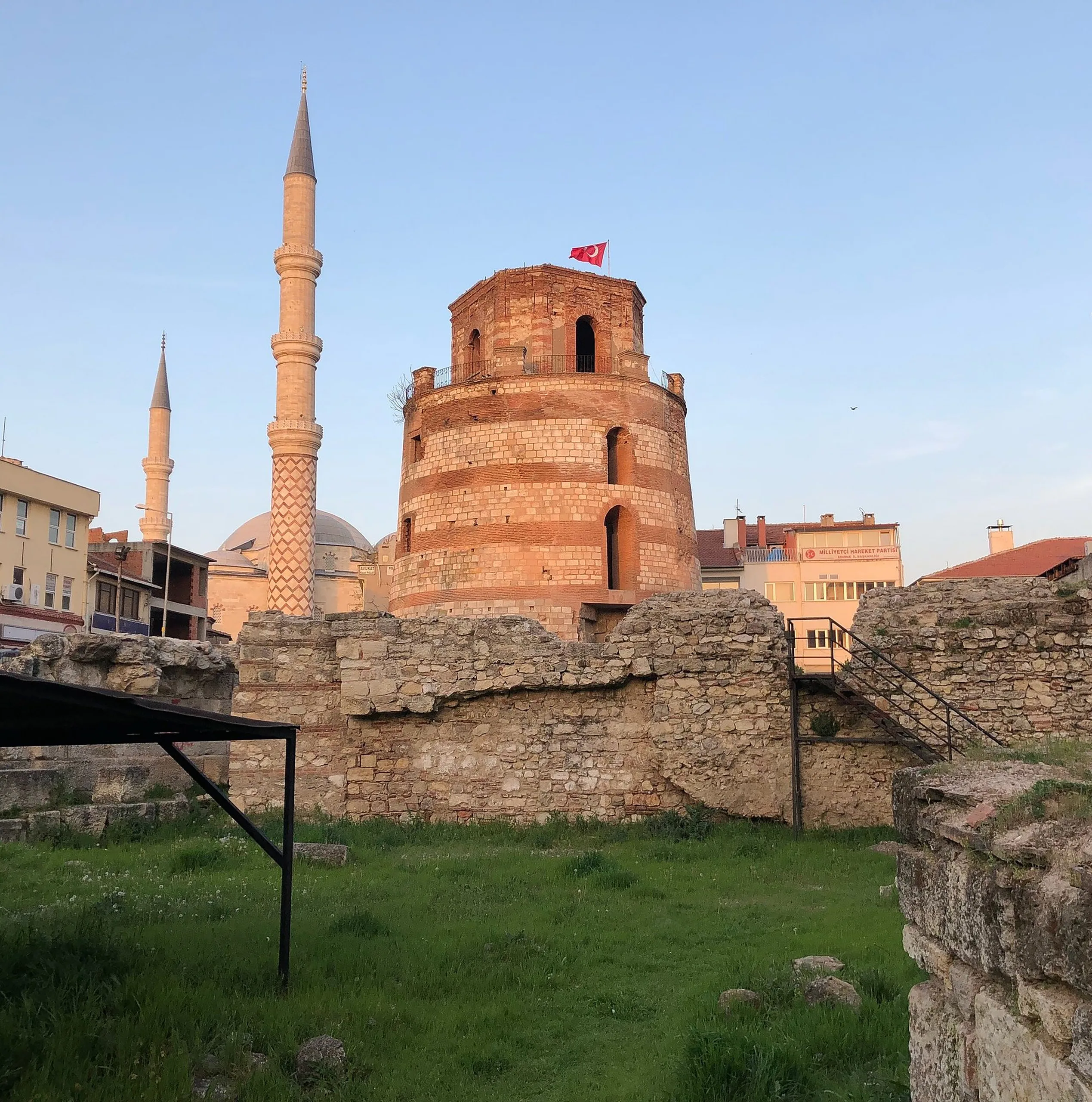 1900 Yıllı Aşkın Tarihiyle Makedon Kulesi