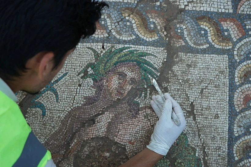 Antik Aspendos’ta 1.800 Yıllık Nadir Nehir Tanrısı Mozaiği Keşfedildi