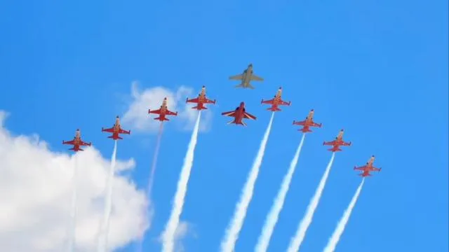 HÜRJET ve Türk Yıldızları’ndan gökyüzünde tarihi buluşma